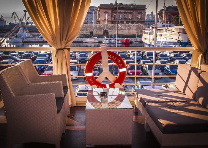 码头水上旅馆 *