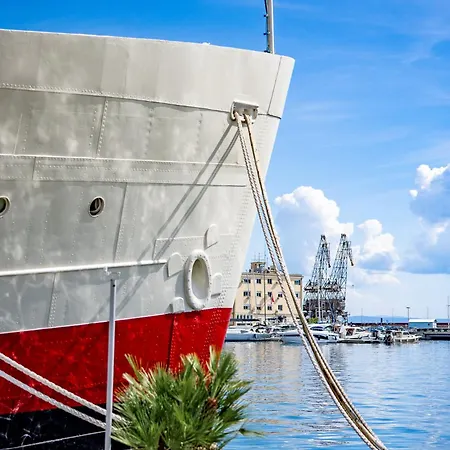 码头水上旅馆 里耶卡