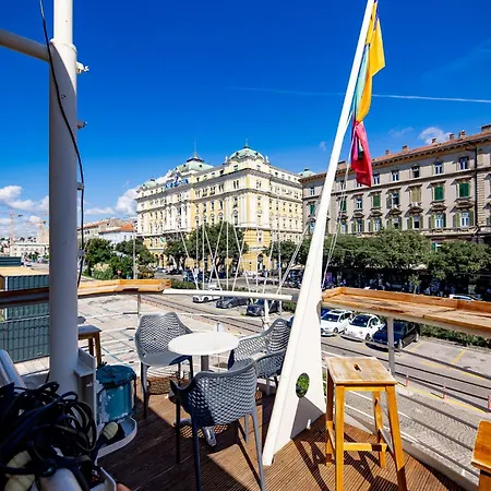 旅馆 码头水上旅馆 *