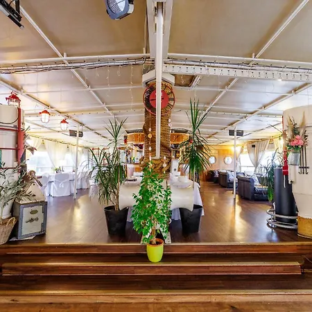 码头水上旅馆 旅馆 *