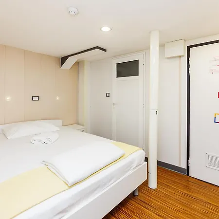 码头水上旅馆 旅馆 *