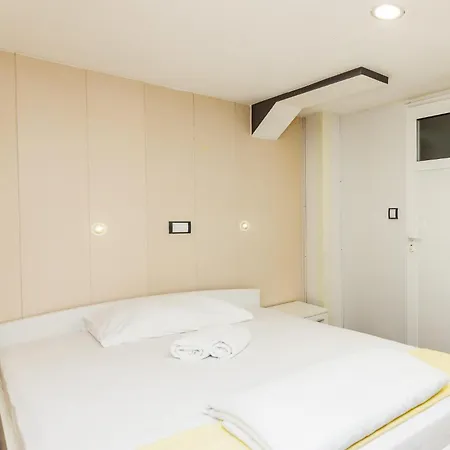 旅馆 码头水上旅馆 *