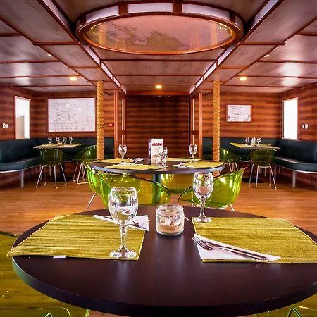 码头水上旅馆 *