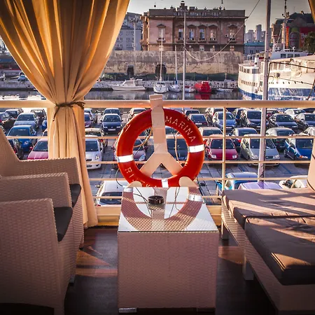 码头水上旅馆 *