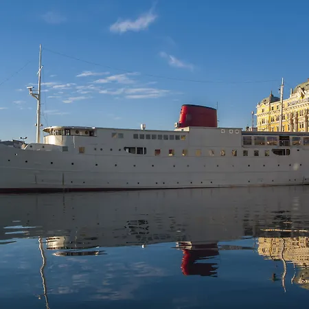 码头水上旅馆 * 里耶卡